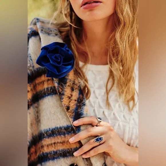 Free People Rosette Stud Brooch NWT - Picture 5 of 6